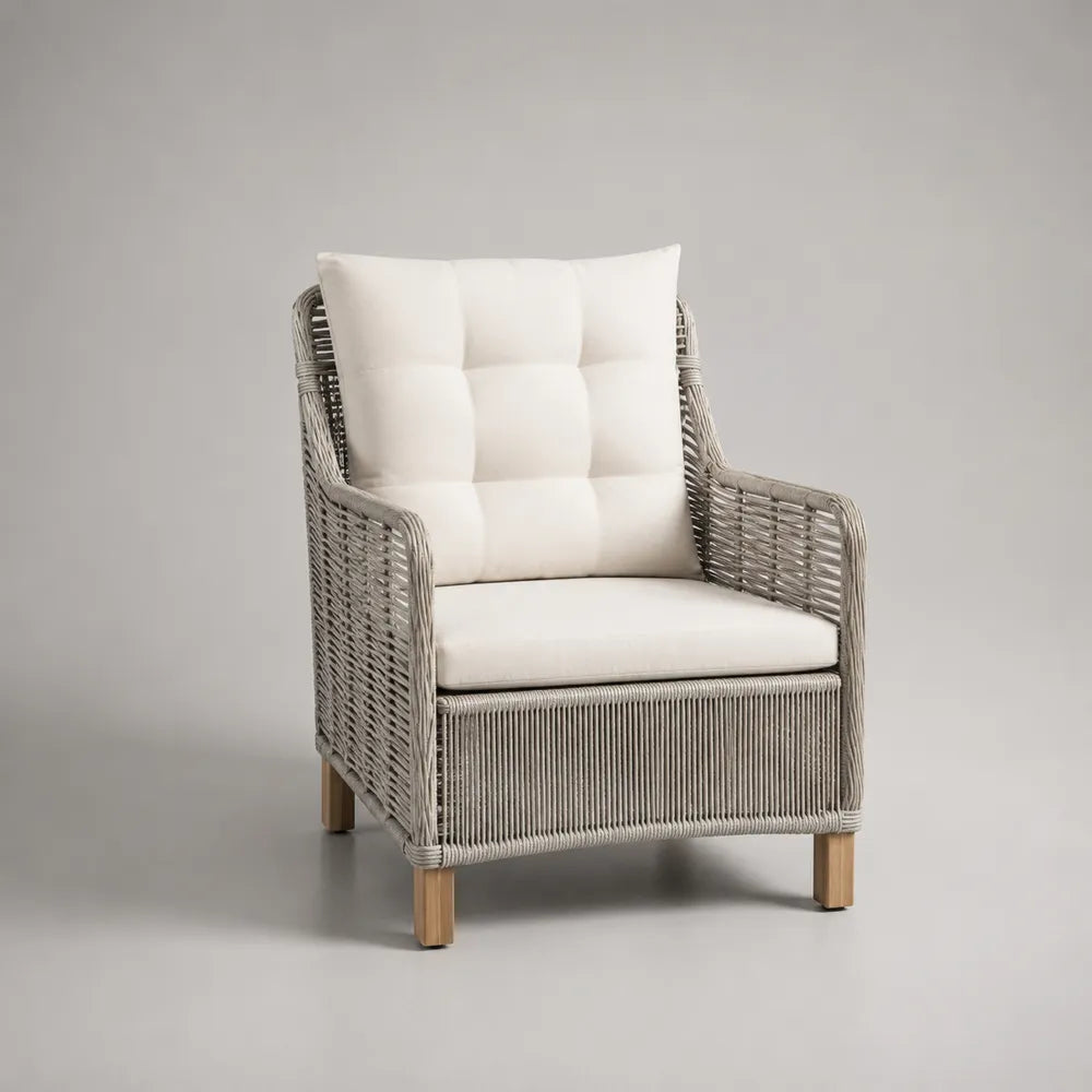 Fauteuil de jardin en résine tressée avec coussins blancs et pieds en bois naturel 75 x 80 x 85 cm