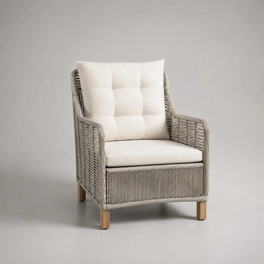 Fauteuil de jardin en résine tressée avec coussins blancs et pieds en bois naturel 75 x 80 x 85 cm